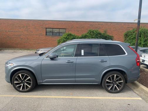 2022 Volvo XC90 T6 Momentum