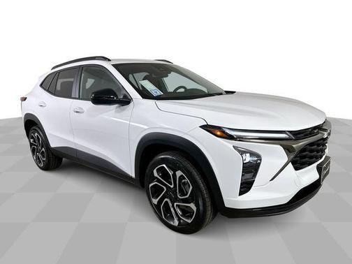 Summit White 2026 Chevrolet Trax FWD 2RS