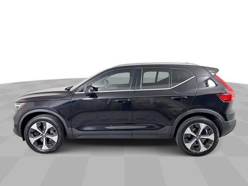 Onyx Black Metallic 2024 Volvo XC40 B5 Plus Bright Theme