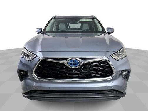 Moon Dust 2023 Toyota Highlander Hybrid Limited
