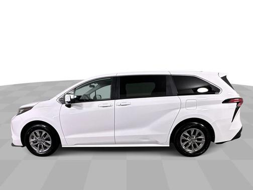 2022 Toyota Sienna LE