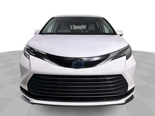 2022 Toyota Sienna LE