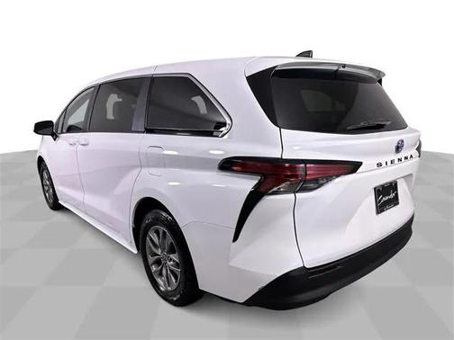 2022 Toyota Sienna LE