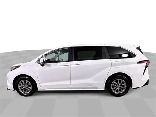2022 Toyota Sienna LE