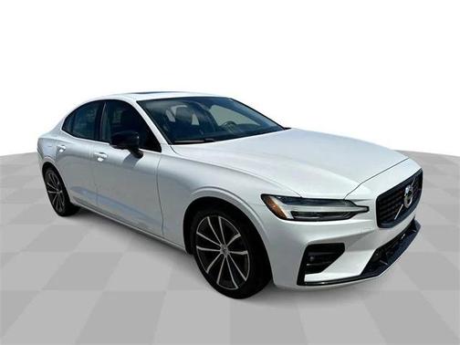 2022 Volvo S60 T5 Momentum