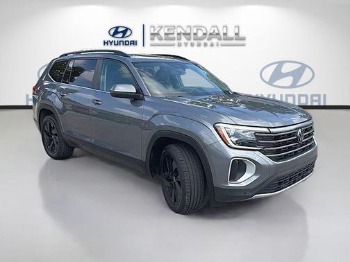 Platinum Gray Metallic 2024 Volkswagen Atlas 2.0T SE w/Technology