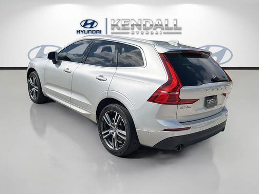 Bright Silver Metallic 2019 Volvo XC60 T5 Momentum