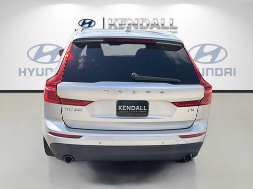 Bright Silver Metallic 2019 Volvo XC60 T5 Momentum