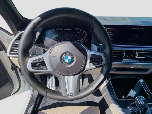 Mineral White Metallic 2022 BMW X5 M50i