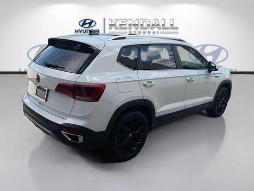 Pure White 2022 Volkswagen Taos 1.5T SE