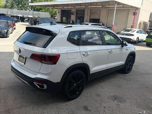 Pure White 2022 Volkswagen Taos 1.5T SE
