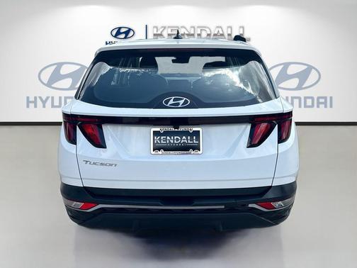 White Pearl 2024 Hyundai TUCSON SE