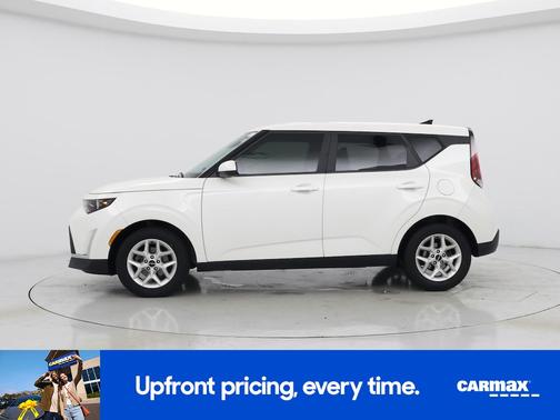 White 2023 Kia Soul LX
