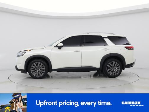 White 2023 Nissan Pathfinder SL