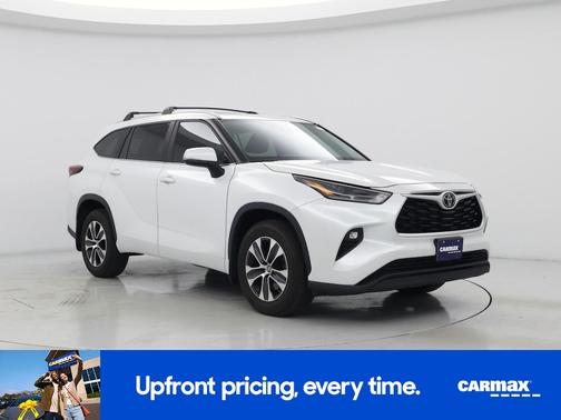 White 2024 Toyota Highlander XLE