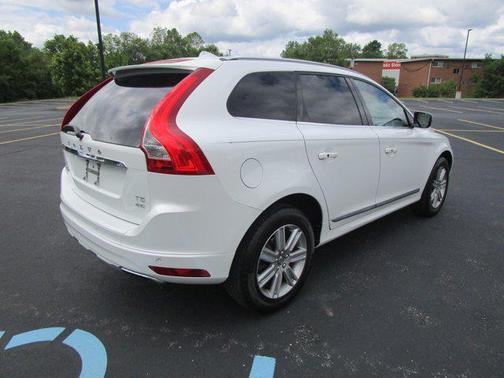 Crystal White Pearl Metallic 2017 Volvo XC60 T5 Inscription