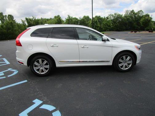Crystal White Pearl Metallic 2017 Volvo XC60 T5 Inscription