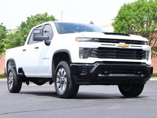 Summit White 2026 Chevrolet Silverado 2500 Custom
