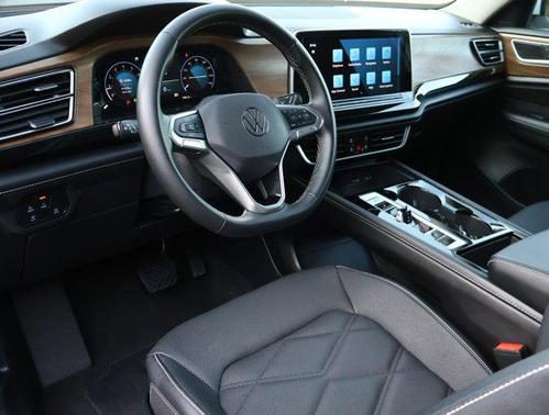 White 2025 Volkswagen Atlas 2.0T SE w/Technology