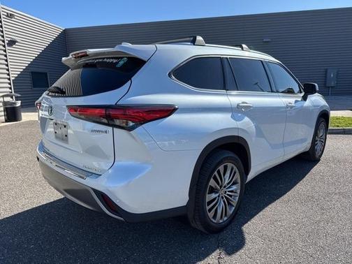 2022 Toyota Highlander Hybrid Platinum