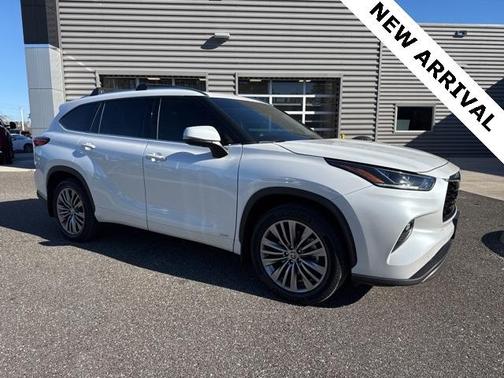 2022 Toyota Highlander Hybrid Platinum