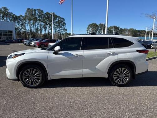 2022 Toyota Highlander Hybrid Platinum