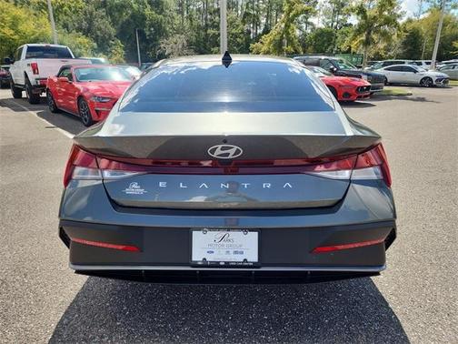 2025 Hyundai ELANTRA SE