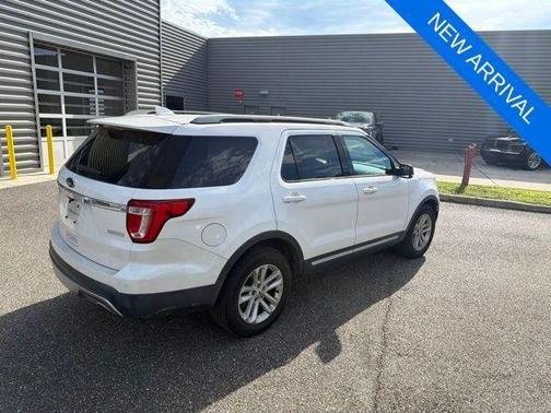 White Platinum Clearcoat Metallic 2017 Ford Explorer XLT