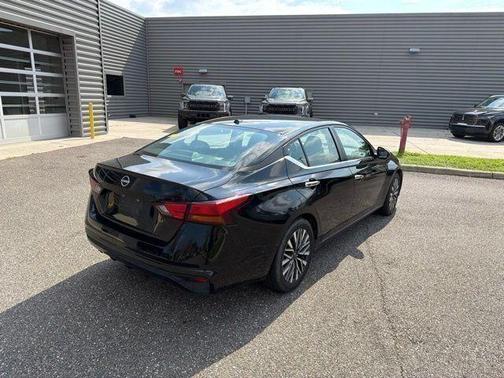 Super Black Clearcoat 2024 Nissan Altima 2.5 SV