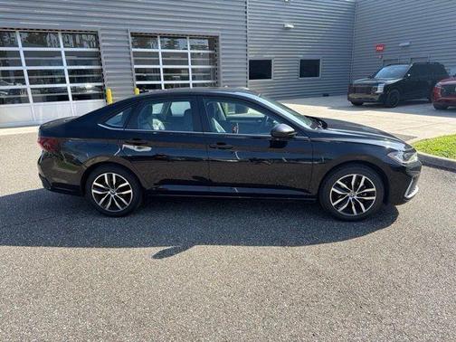 Deep Black Pearl Effect 2025 Volkswagen Jetta 1.5T SE