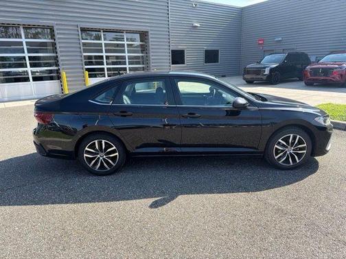 Deep Black Pearl Effect 2025 Volkswagen Jetta 1.5T SE