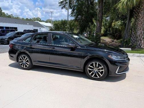 Deep Black Pearl Effect 2025 Volkswagen Jetta 1.5T SE