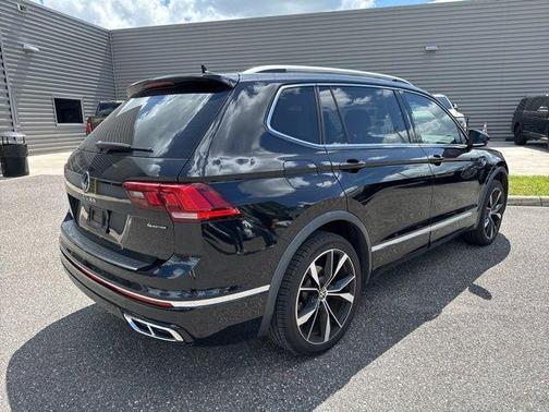 Deep Black Pearl Effect 2022 Volkswagen Tiguan 2.0T SEL R-Line
