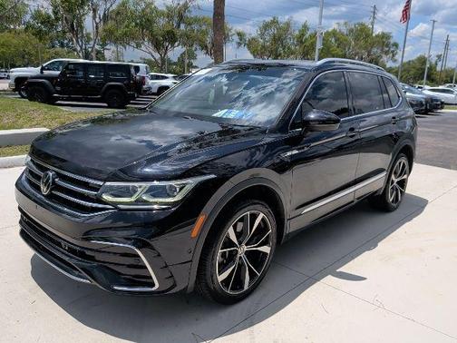 Deep Black Pearl Effect 2022 Volkswagen Tiguan 2.0T SEL R-Line