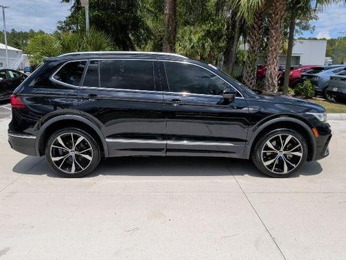 Deep Black Pearl Effect 2022 Volkswagen Tiguan 2.0T SEL R-Line