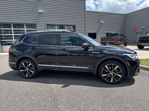 Deep Black Pearl Effect 2022 Volkswagen Tiguan 2.0T SEL R-Line