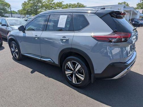 Boulder Gray Pearl/Super Black 2022 Nissan Rogue Platinum