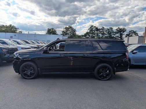 2023 Chevrolet Suburban RST