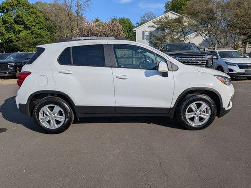Summit White 2022 Chevrolet Trax LT