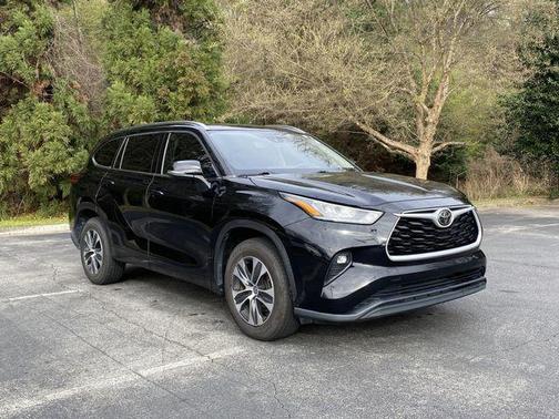 Midnight Black Metallic 2021 Toyota Highlander XLE