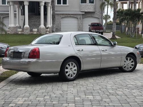 2003 Lincoln Town Car Cartier 4dr Sedan
