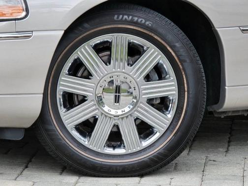 2003 Lincoln Town Car Cartier 4dr Sedan