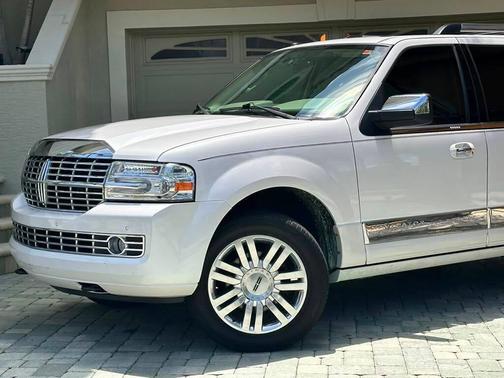 White Platinum Metallic Tri-Coat 2014 Lincoln Navigator Base