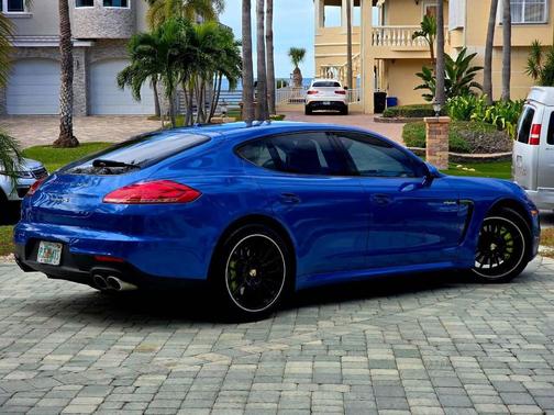 2015 Porsche Panamera 4
