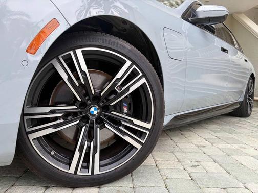 2024 BMW 750e i xDrive