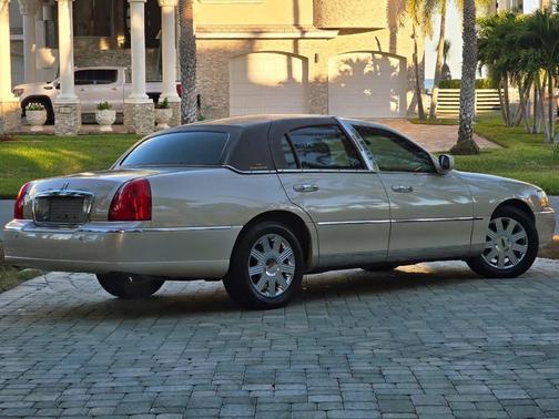 2003 Lincoln Town Car Cartier 4dr Sedan