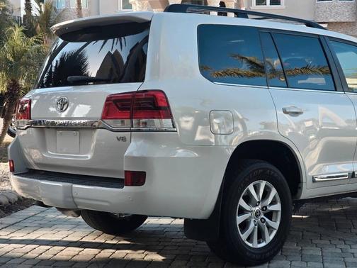 2016 Toyota Land Cruiser Base