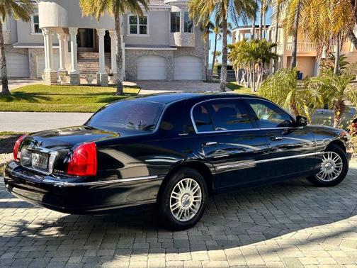 2011 Lincoln Town Car Signature