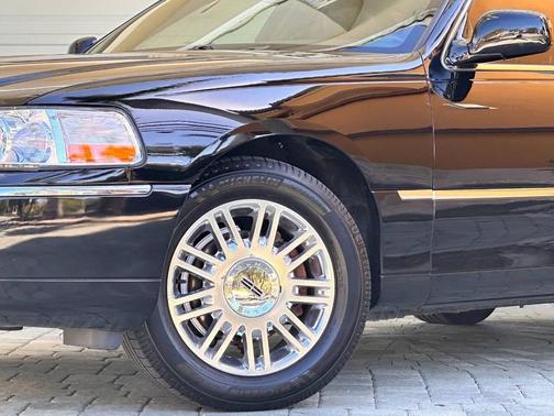 2011 Lincoln Town Car Signature