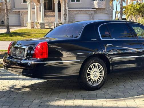 2011 Lincoln Town Car Signature